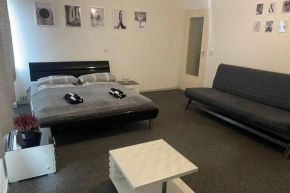 Ein helles und geräumiges Zimmer am Bremer Hauptbahnhof.